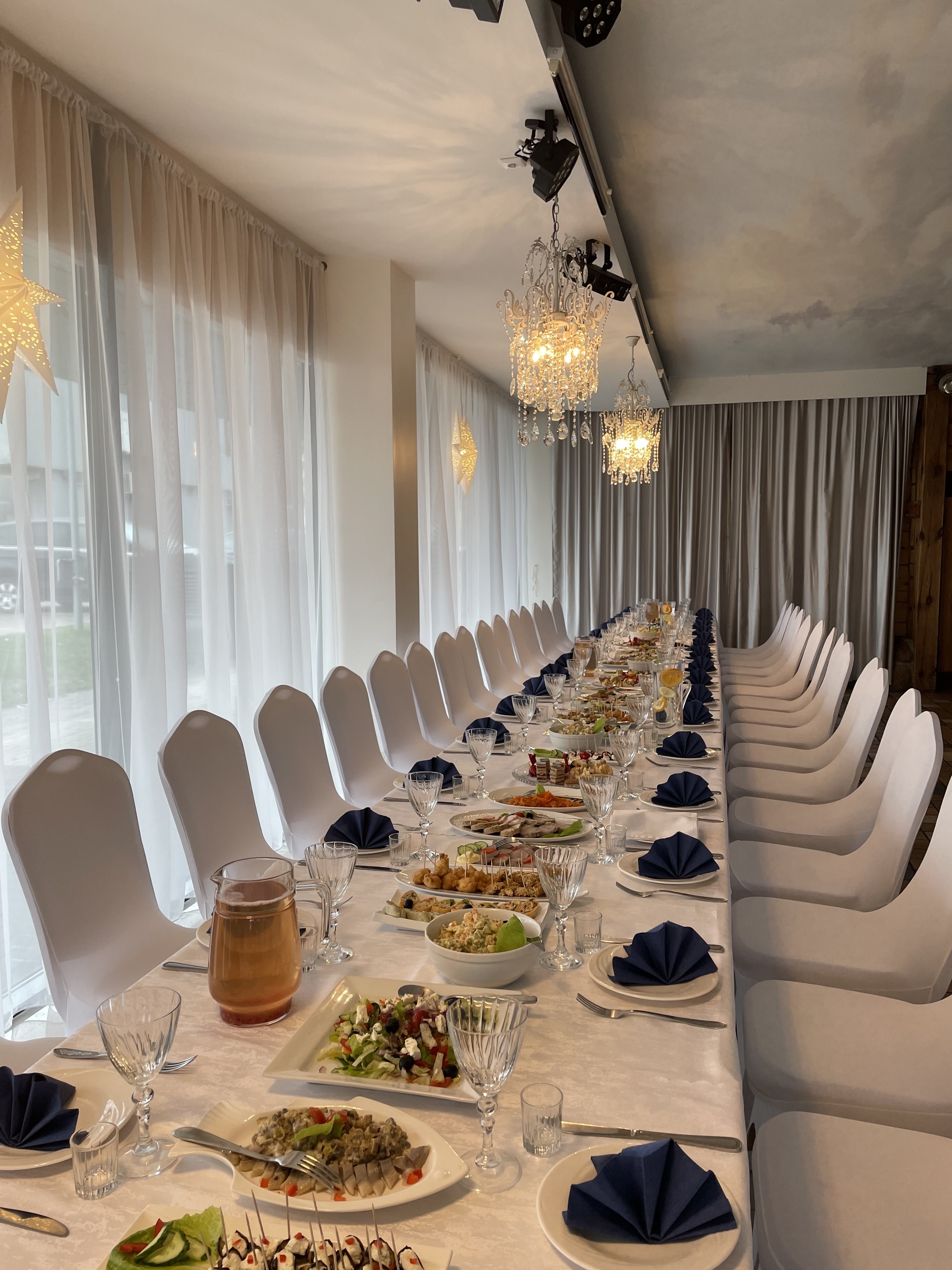 Elegantiškai serviruotas stalas